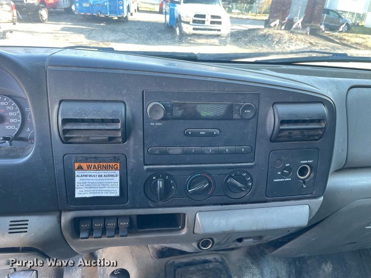 image for item MB9029 2006 Ford F450 Super Duty XL  flatbed truck