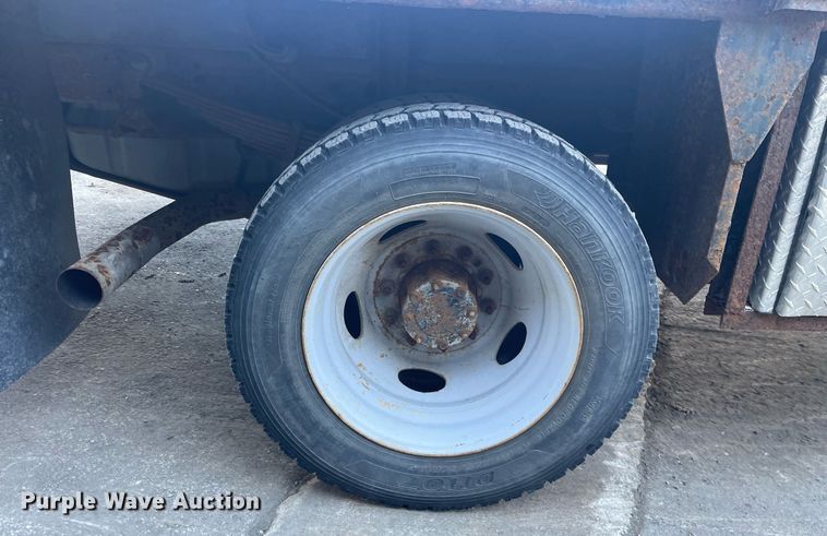 image for item MB9029 2006 Ford F450 Super Duty XL  flatbed truck