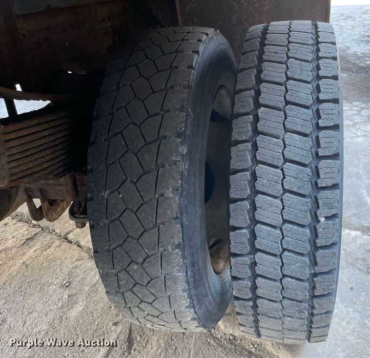 image for item MB9029 2006 Ford F450 Super Duty XL  flatbed truck