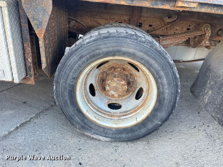 image for item MB9029 2006 Ford F450 Super Duty XL  flatbed truck