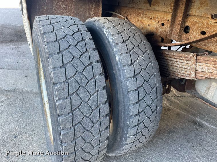 image for item MB9029 2006 Ford F450 Super Duty XL  flatbed truck