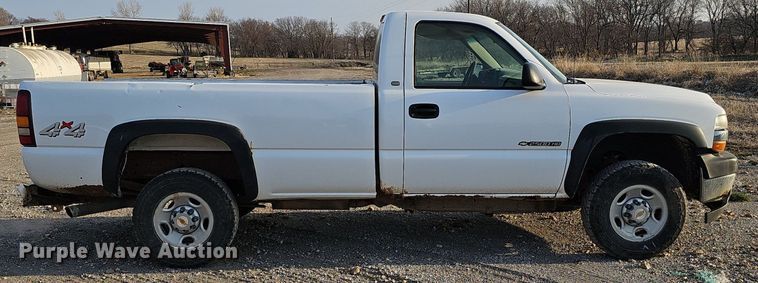 image for item MC9714 2002 Chevrolet Silverado 2500HD  pickup truck
