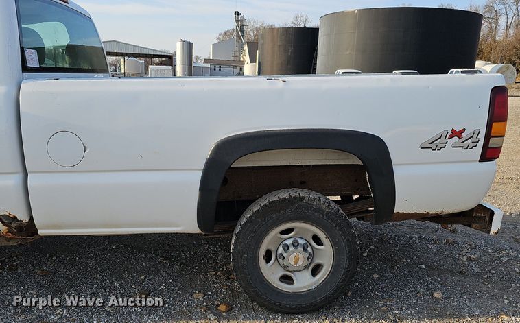 image for item MC9714 2002 Chevrolet Silverado 2500HD  pickup truck