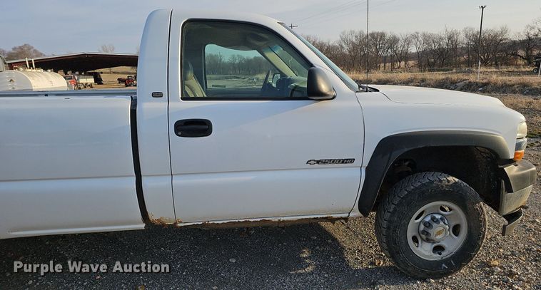 image for item MC9714 2002 Chevrolet Silverado 2500HD  pickup truck