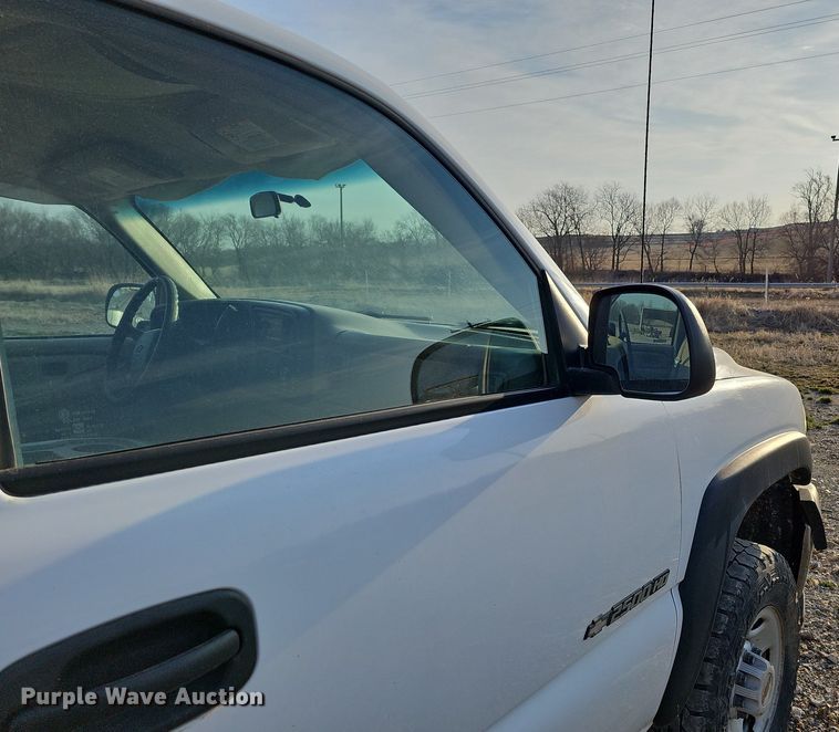 image for item MC9714 2002 Chevrolet Silverado 2500HD  pickup truck