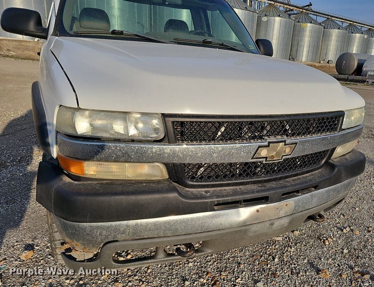 image for item MC9714 2002 Chevrolet Silverado 2500HD  pickup truck