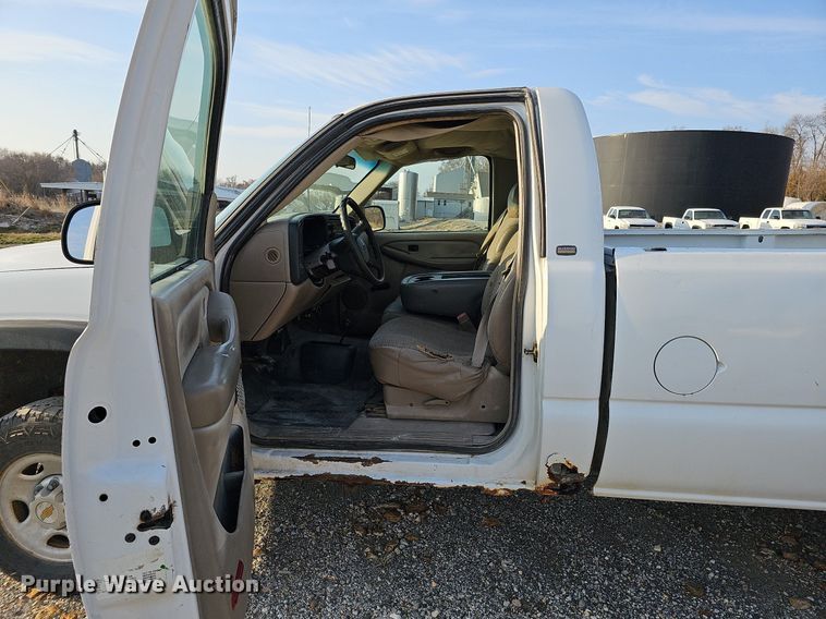 image for item MC9714 2002 Chevrolet Silverado 2500HD  pickup truck