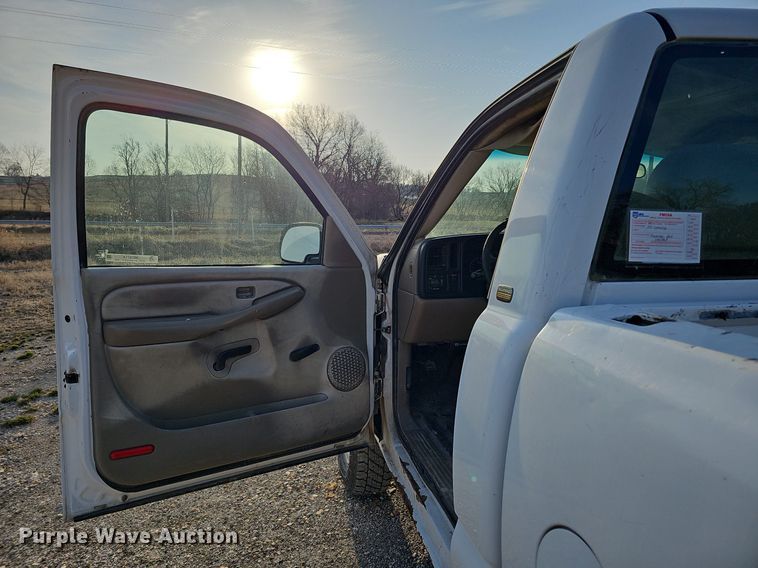 image for item MC9714 2002 Chevrolet Silverado 2500HD  pickup truck