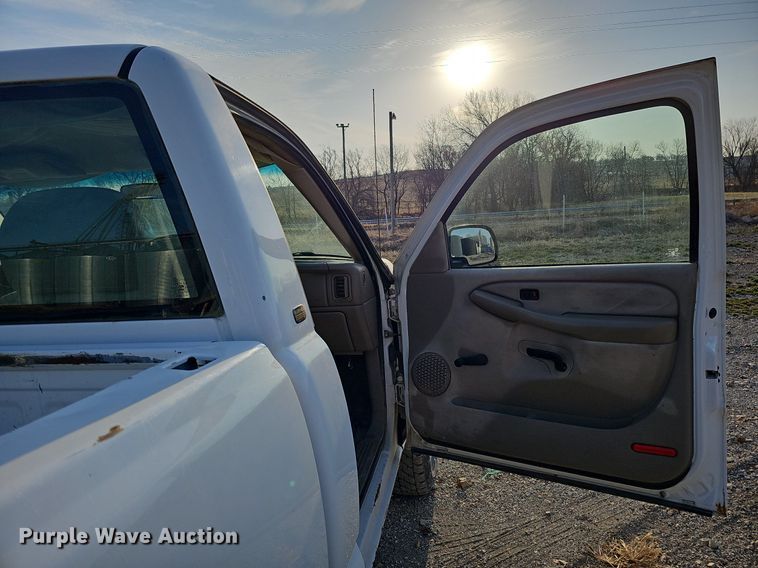 image for item MC9714 2002 Chevrolet Silverado 2500HD  pickup truck