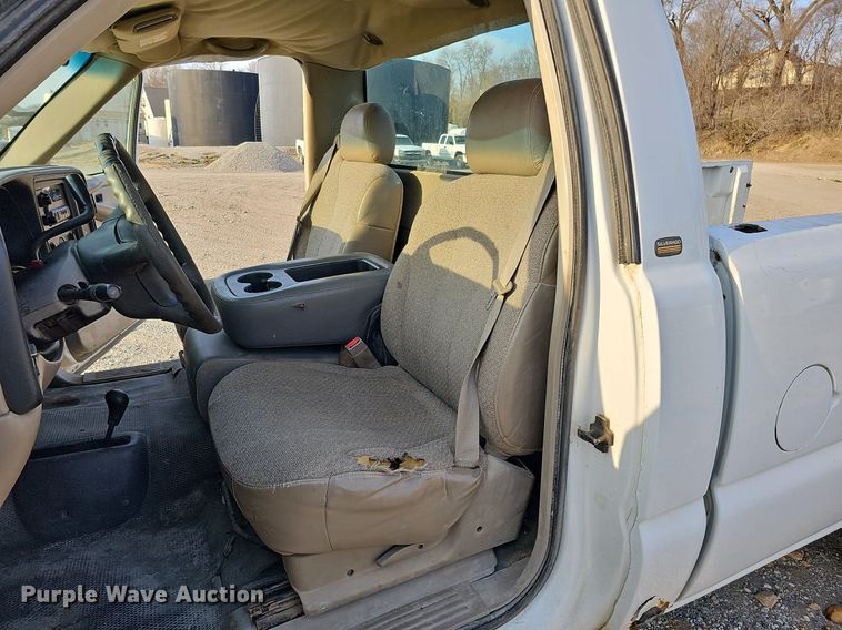 image for item MC9714 2002 Chevrolet Silverado 2500HD  pickup truck