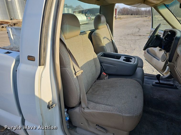 image for item MC9714 2002 Chevrolet Silverado 2500HD  pickup truck