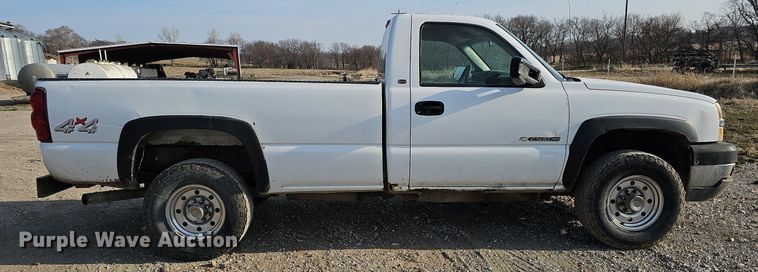 image for item MC9715 2003 Chevrolet Silverado 2500HD  pickup truck
