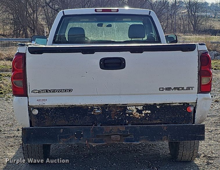 image for item MC9715 2003 Chevrolet Silverado 2500HD  pickup truck