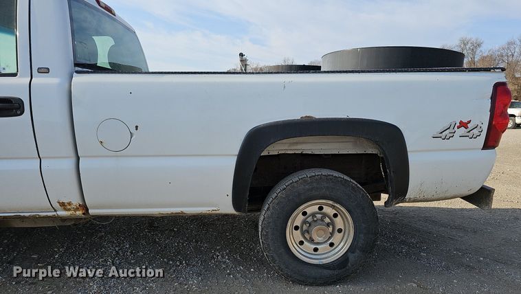 image for item MC9715 2003 Chevrolet Silverado 2500HD  pickup truck