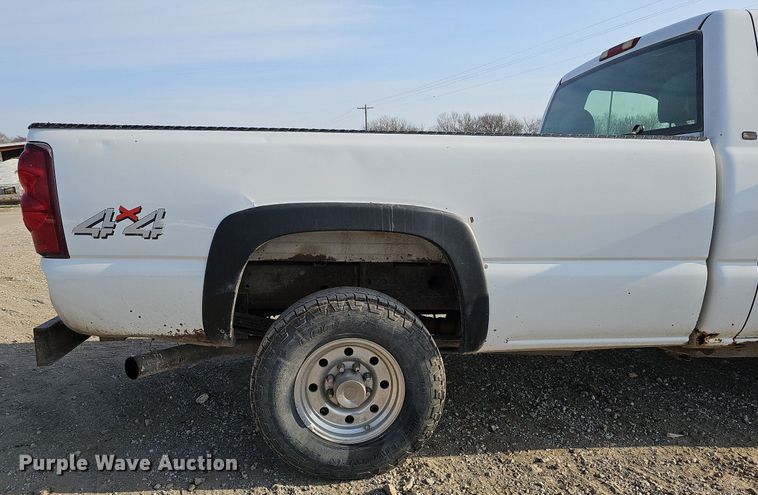 image for item MC9715 2003 Chevrolet Silverado 2500HD  pickup truck