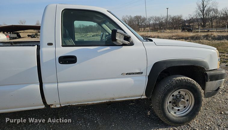 image for item MC9715 2003 Chevrolet Silverado 2500HD  pickup truck