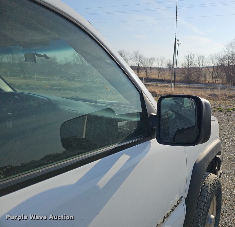 image for item MC9715 2003 Chevrolet Silverado 2500HD  pickup truck