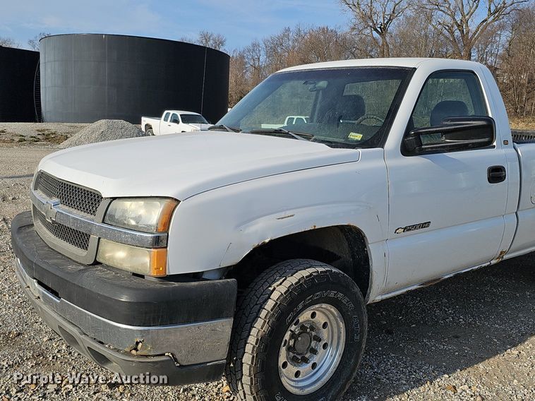 image for item MC9715 2003 Chevrolet Silverado 2500HD  pickup truck