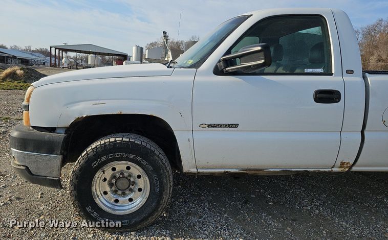 image for item MC9715 2003 Chevrolet Silverado 2500HD  pickup truck