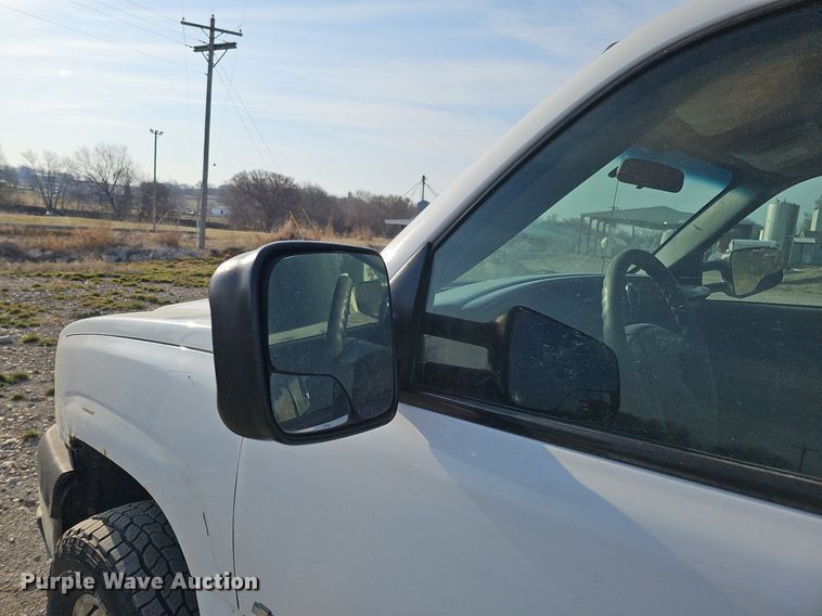 image for item MC9715 2003 Chevrolet Silverado 2500HD  pickup truck