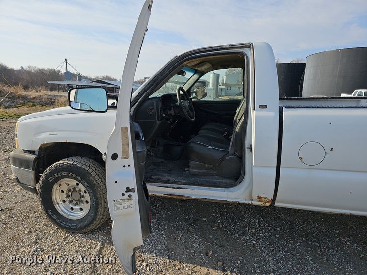 image for item MC9715 2003 Chevrolet Silverado 2500HD  pickup truck