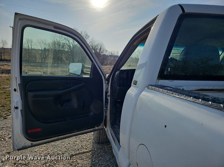 image for item MC9715 2003 Chevrolet Silverado 2500HD  pickup truck