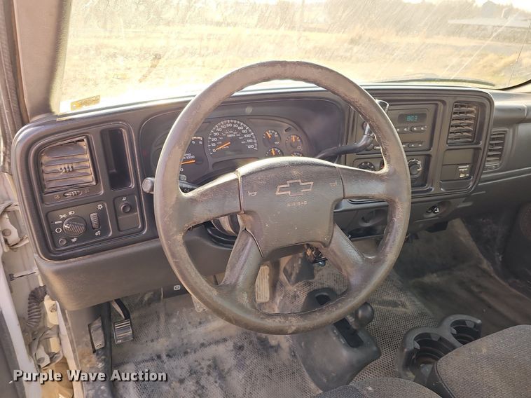 image for item MC9715 2003 Chevrolet Silverado 2500HD  pickup truck