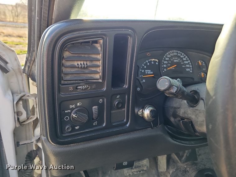 image for item MC9715 2003 Chevrolet Silverado 2500HD  pickup truck