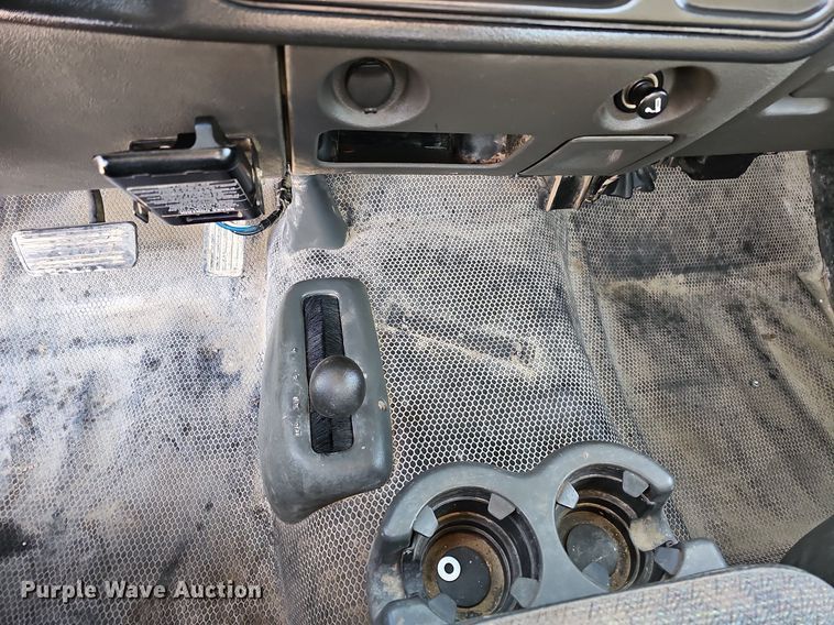 image for item MC9715 2003 Chevrolet Silverado 2500HD  pickup truck