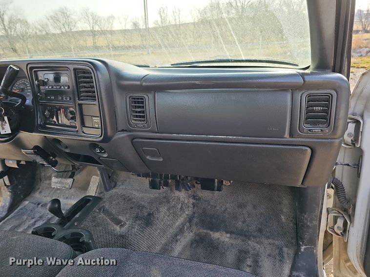 image for item MC9715 2003 Chevrolet Silverado 2500HD  pickup truck