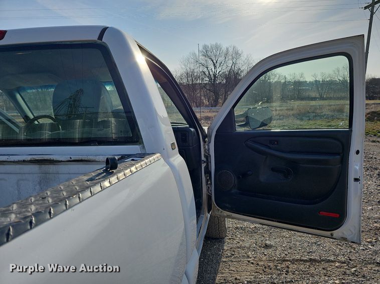 image for item MC9715 2003 Chevrolet Silverado 2500HD  pickup truck