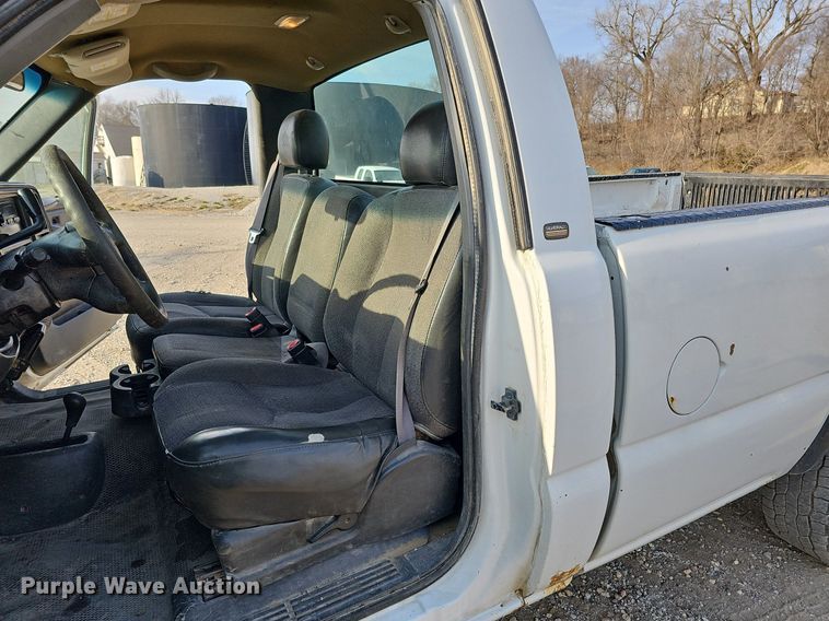 image for item MC9715 2003 Chevrolet Silverado 2500HD  pickup truck