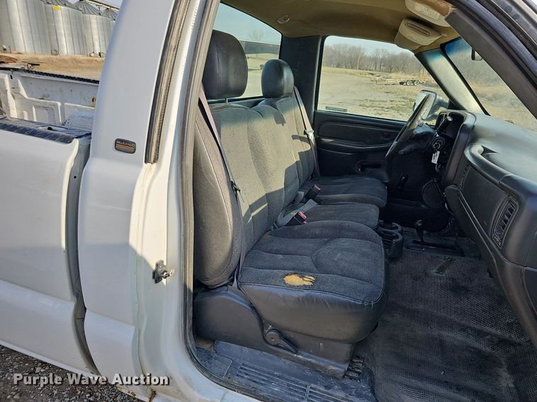 image for item MC9715 2003 Chevrolet Silverado 2500HD  pickup truck