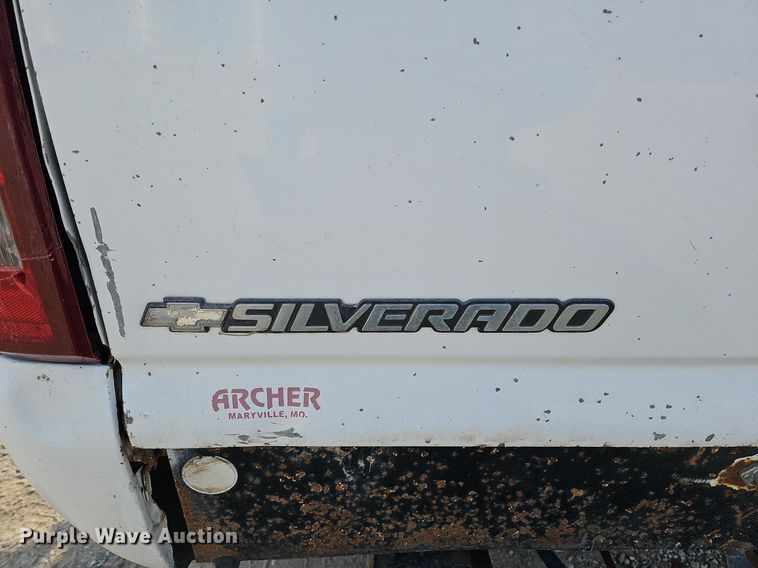 image for item MC9715 2003 Chevrolet Silverado 2500HD  pickup truck