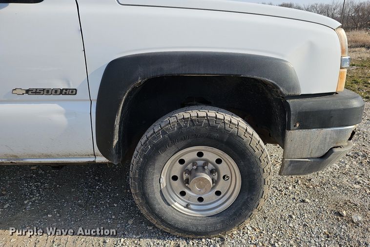 image for item MC9715 2003 Chevrolet Silverado 2500HD  pickup truck