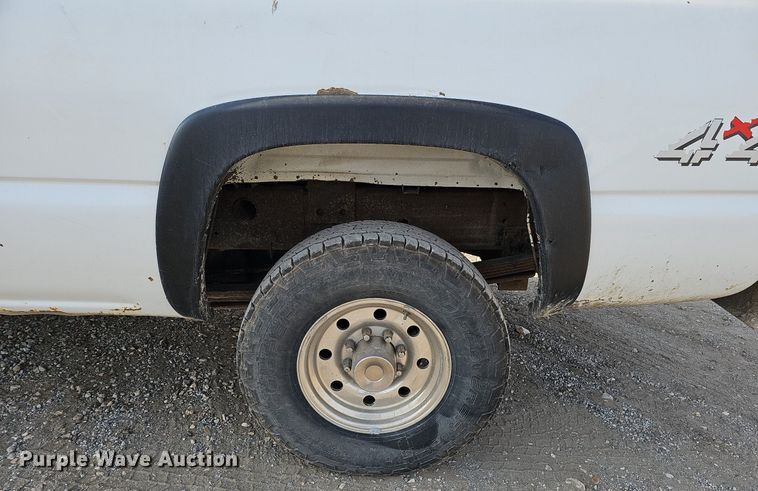 image for item MC9715 2003 Chevrolet Silverado 2500HD  pickup truck