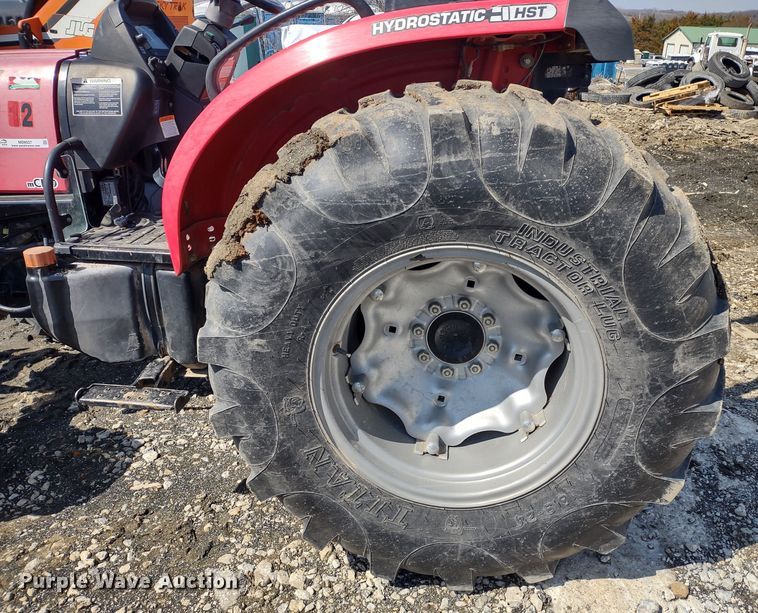 image for item MD9527 Mahindra 3540  MFWD tractor