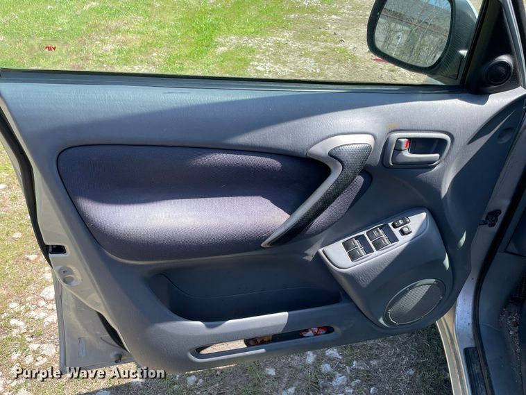 image for item MM9451 2002 Toyota Rav4 L  SUV