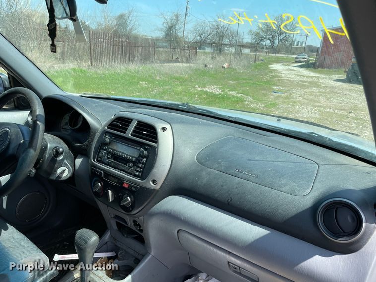 image for item MM9451 2002 Toyota Rav4 L  SUV