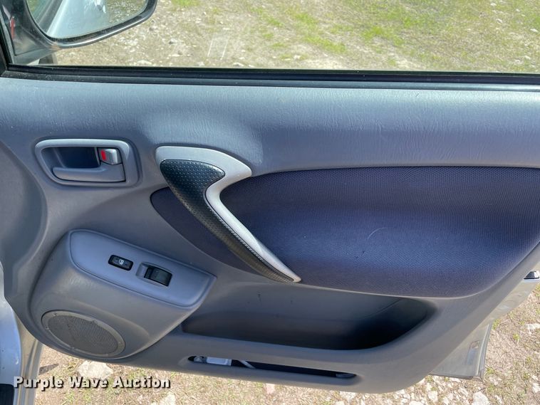 image for item MM9451 2002 Toyota Rav4 L  SUV