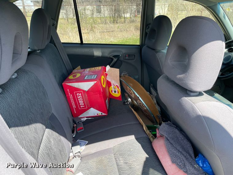 image for item MM9451 2002 Toyota Rav4 L  SUV