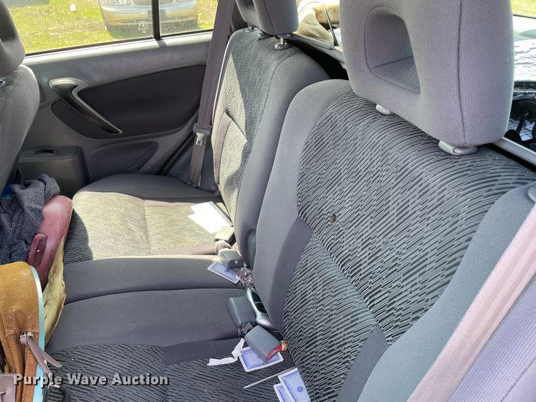 image for item MM9451 2002 Toyota Rav4 L  SUV