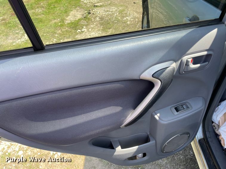 image for item MM9451 2002 Toyota Rav4 L  SUV