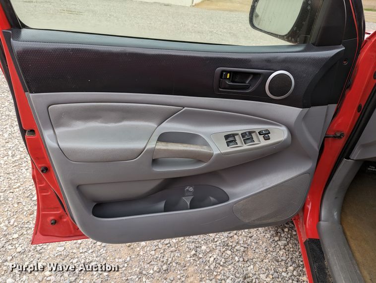 image for item MN9814 2005 Toyota Tacoma SRS  Double Cab pickup truck