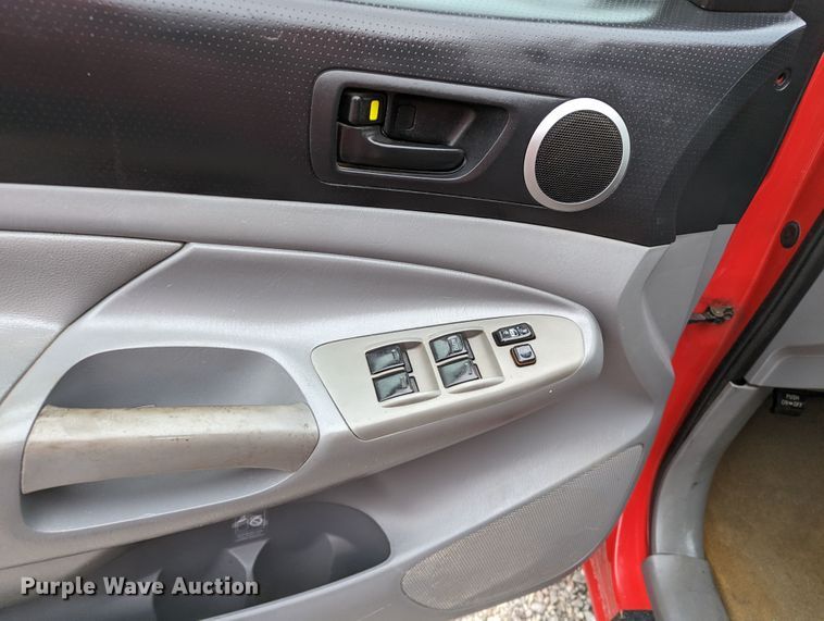 image for item MN9814 2005 Toyota Tacoma SRS  Double Cab pickup truck