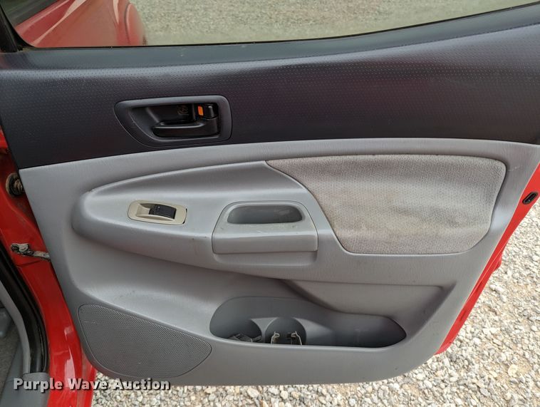 image for item MN9814 2005 Toyota Tacoma SRS  Double Cab pickup truck