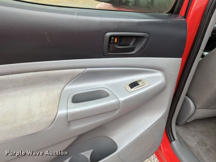 image for item MN9814 2005 Toyota Tacoma SRS  Double Cab pickup truck