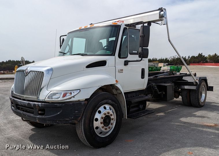 image for item MN9835 2003 International 4300  roll-off container truck