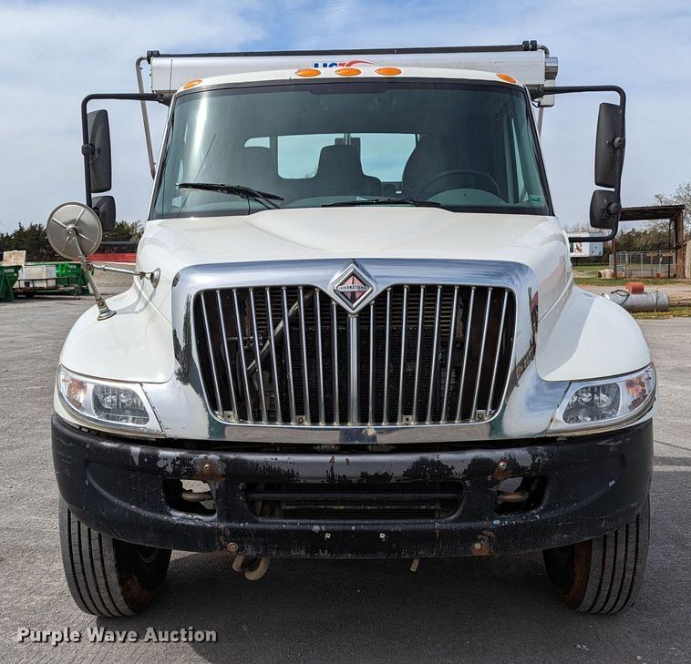 image for item MN9835 2003 International 4300  roll-off container truck