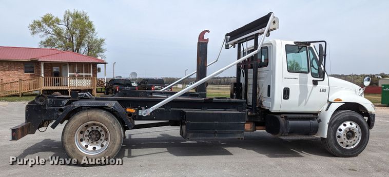 image for item MN9835 2003 International 4300  roll-off container truck